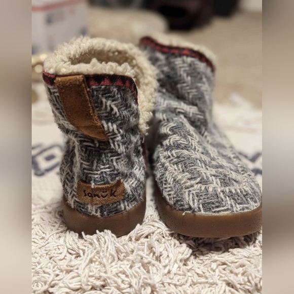 Sanuk size 7 women's slipper boots/ outdoor slippers. Boho - Picture 3 of 6